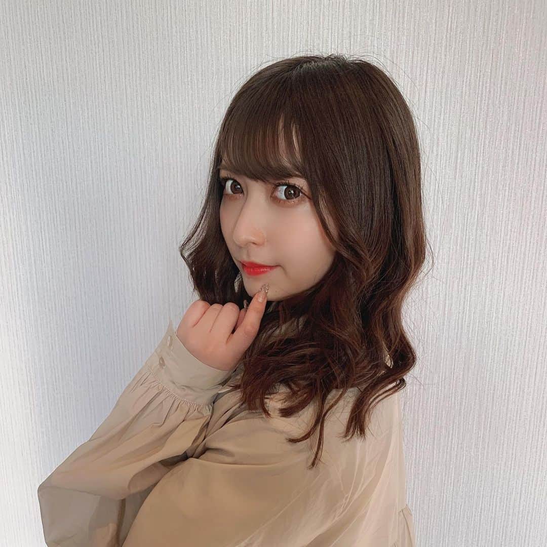 太田里織菜のインスタグラム：「. . おとなっぽく巻き巻き♡ . #らぶどる #ヘアアレンジ #巻き髪 #ヘアカラー」