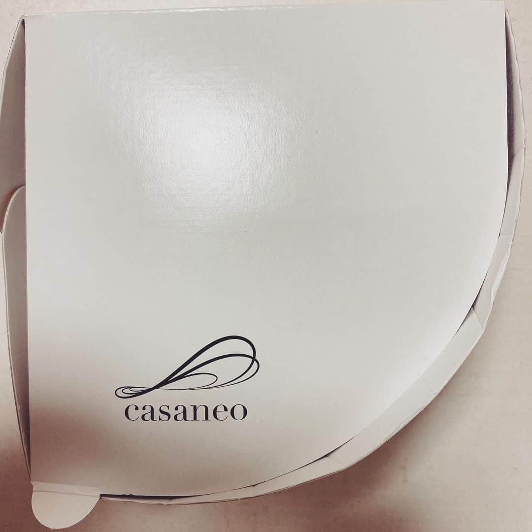 尾崎礼香さんのインスタグラム写真 - (尾崎礼香Instagram)「ミルクレープ専門店「casaneo」 はじまり と いちご  まずね、クレープの層がめっちゃあるの はじまりは口に入れた瞬間、クリームの甘みとほのかにカラメルがふわっとひろがるの  いちごは甘めなんだけどしっかり酸味も強いから全然くどくない甘さで、合間に入ってるジャムも美味しかった！  ミルクレープ好きなんだけど、これはハマっちゃいそう、、、🤤 お取り寄せもあるとか、、、🥺  大塚駅の期間限定コーナーの前を通ったらミルクレープばかりのディスプレイに惹かれ、悩んだ末このふたつを購入 次ははちみつレモンとクリームチーズ食べたい、、 でも塩キャラメルもショコラも気になる、、、 ※大塚駅の催事は24日までみたいです！  ミルクレープ好きな方にぜひ食べて欲しいいい🥺🥺🥺  #ミルクレープ #casaneo #ミルクレープ専門店 #いちご #ケーキ #スイーツ #ミルクレープ好き #お取り寄せスイーツ #クリーム #美味しかった #お家タイム #フォローミー sweets #cake #crape #happy #yummy #japanesefood #cafe #followme」2月17日 16時08分 - reikaya66