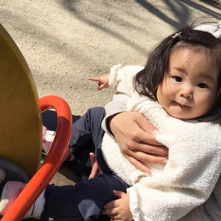 二條満月さんのインスタグラム写真 - (二條満月Instagram)「公園にある、お馬さんのスプリング遊具がお気に入り🐴❤ 「ゆ〜らゆ〜ら」と言いながら、のんびり揺られてます😁✨  #1歳 #1月生まれ #女の子ベビー #女の子ママ #令和ベビー #成長記録 #公園散歩 #公園フォト #赤ちゃんのいる暮らし #赤ちゃんのいる生活 #新米ママ #スマイル育児 #ままのて #ベビフル #petitmain」2月17日 16時21分 - miiiiiii___chan