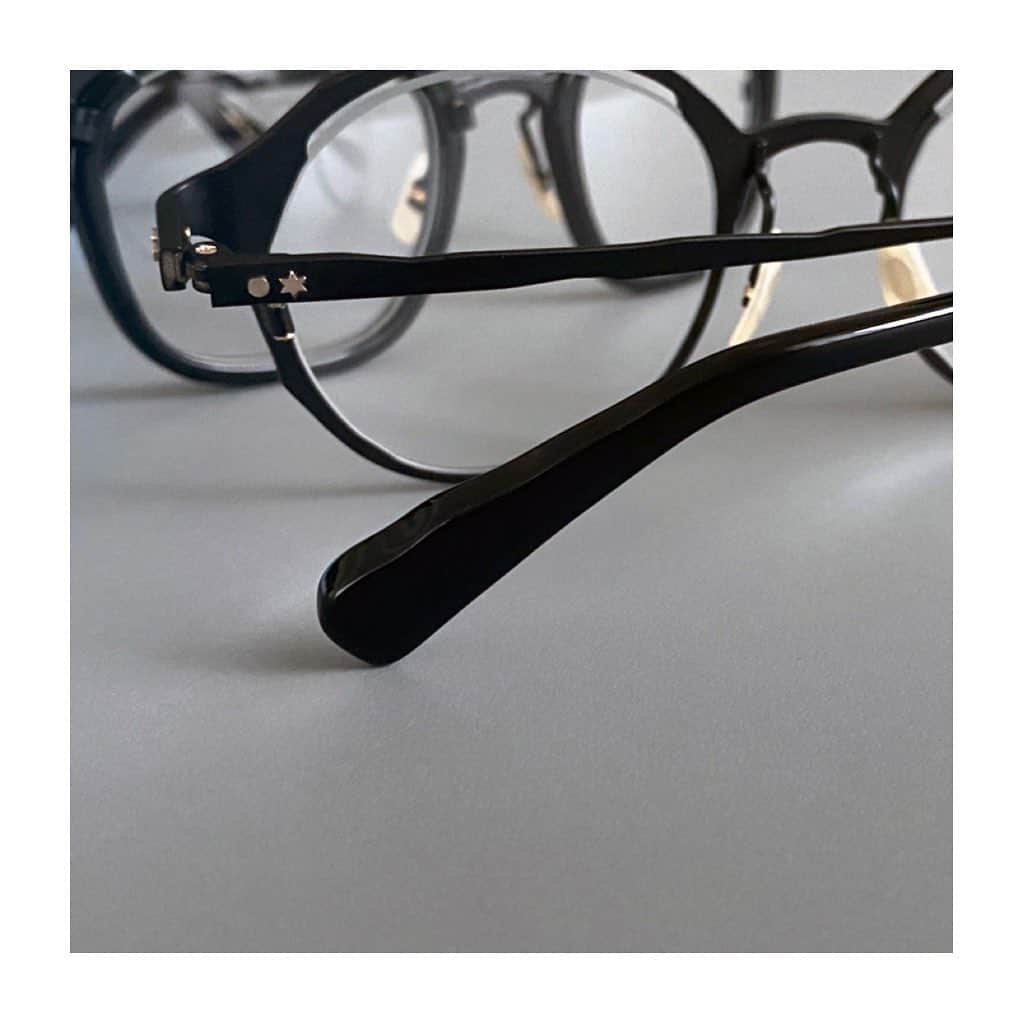 マサヒロマルヤマのインスタグラム：「Monocle Linking the Past to the Present Drawing influence from graceful paintings housed in museums that capture an enigmatic atmosphere, our modern take towards the classic design is recreated with a new silhouette hinted by the singular circular lens.  SILMO D'OR 2020 GRAND PRIX Optical frame eyewear designer category  #masahiromaruyama #eyewear #madeinjapan #monocle #sunglasses #silmo #silmo2020 #silmoparis #silmodor #silmodor2020」