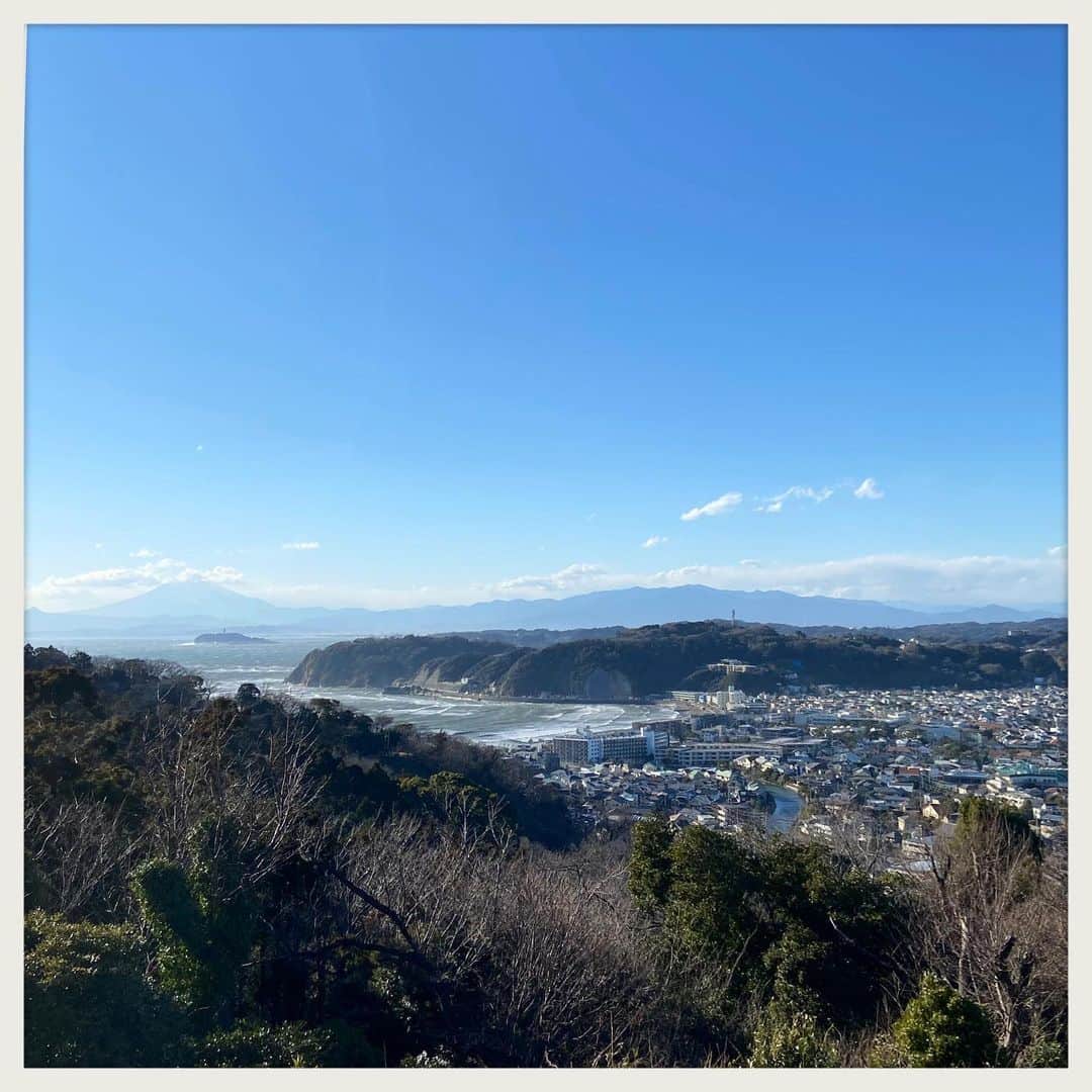 kumikoのインスタグラム：「風が強過ぎて海は大荒れ。 しょうがないので裏山散策。 気になりつつ行ったことのない道を行くと、意外な場所に出て狐につままれた気分。」
