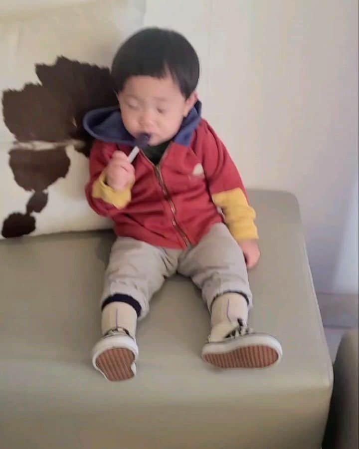 ユ・ハナのインスタグラム：「👶 : "난 또 바가지군. BTS머리는 언제하는거야? 내 1년 조금 넘는 인생에 머리자르는 건 정말 피곤한 일이야😤최대한 엄마에게 오래 웃지않고 있어야겠어!  거 참 적당히 찍지 엄마는.."  #생후578일」