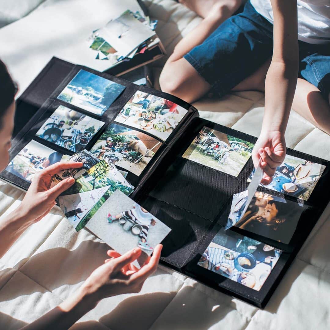のインスタグラム：「思い出をすぐそばに  ６００枚の写真とデータをまとめて収納できる大容量アルバム  大人になるまでずっと残せる高級感のある布貼り表紙で リビングにや本棚にも馴染みむカラーリング  表紙裏にディスクポケット付きで CD・DVDなどのディスク類もこれ一冊にまとまります  表紙の色に合わせたインデックス付き 背表紙にはネームプレート付き  整理ができない大量の写真の収納が叶います  【収納可能サイズ】 ・ハガキサイズ(約１０２×１５２mm)まで収納可能 ・L版サイズの写真・ポストカードや年賀状も収納可能  【ポケットアルバム】 ・１枚ずつ写真が収納できるポケット式タイプ ・１見開きに１２枚の写真やポストカードが収納可能  写真を広げて 家族みんなで記念日や 思い出をアルバムに残す時間に」