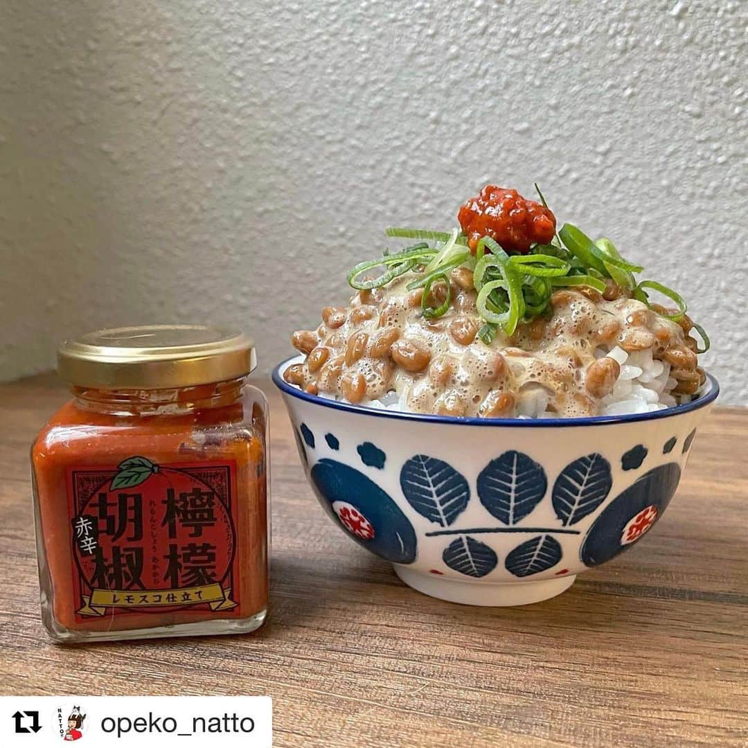 瀬戸内レモン農園のインスタグラム：「. @opeko_natto 様ありがとうございます！ 刺激的な辛さの檸檬胡椒は様々なお料理にご使用いただけます🍋🔥 ・・・ 赤唐辛子×ハバネロ×実山椒×レモン =火を噴く美味しさ檸檬胡椒🔥 . 100均の500円コーナーでたまたま見つけた @yamatofoods さんの檸檬胡椒で納豆ごはんを食べてみた。 . 私がハマりにハマってる激辛系納豆ごはんアレンジはタバスコ納豆ですが 更にそれを上回るくらい中毒性がある今回の檸檬胡椒は、納豆の上にほんのちょっと乗せて食べるだけで、パンチのある辛さがストレートに襲いかかってくる。 ハバネロや山椒のシビれる辛さプラス、それらとしっかり手を組むレモンの酸味が辛さをより引き立てており、またそれが長くてしつこい♡← . こんだけ辛さを主張してくるのにも関わらず、納豆本来の味を決して潰すことなく、むしろ美味しさを際立たせる存在だからお見事。 . 辛い系の納豆ごはんは本当にどれもクセになる。 こちらの檸檬胡椒、辛党ならば是非一度味わってみてください♪ . 大量の汗がふき出ても責任は取れませんであしからず✌️← . . こちらもどうぞ♪ 背伸びしない100円台弁当 @opeko_bento 猫と日常 @opeko_nyaaa Twitter ＠opeko9618 . .」