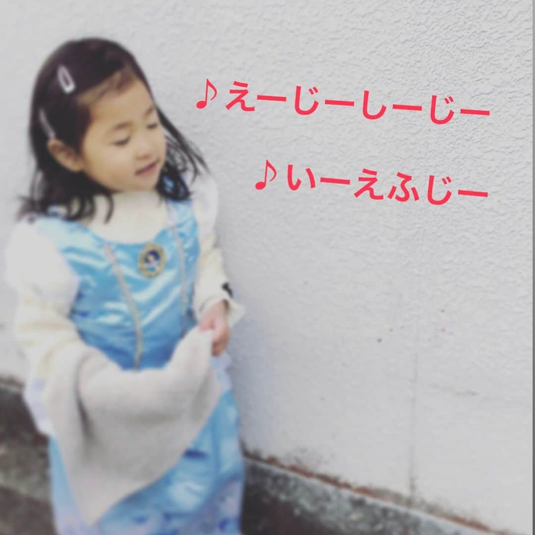 城咲あいさんのインスタグラム写真 - (城咲あいInstagram)「うん。﻿ ﻿ Gが、多いね。﻿ ﻿ ﻿ ﻿ 最近この歌、めちゃくちゃ歌うのだけど。﻿ 完璧に「AGC」の歌だと思っている。﻿ ﻿ 道で見かける看板のアルファベットを見て、﻿ 「これ、えーじーしーでしょ？」﻿ ﻿ と聞いてくる。﻿ ﻿ なんか面白いので、﻿ 「うん。そうだよ。」﻿ と答えてしまう。﻿ ﻿ ﻿ ﻿ #abcの歌 #歌いまつがい #覚えまつがい #agc の#会社のcm #高橋一生 くん#じゃなくて #うちのむーさん に#やらせてくれない かしら#🤣#城咲あい#夢生#むう#3歳#女の子ママ#子育てママ#ワーママ#親バカ部 #プリンセス の#ドレス#もはや#普段着」2月17日 16時23分 - ai.shirosaki