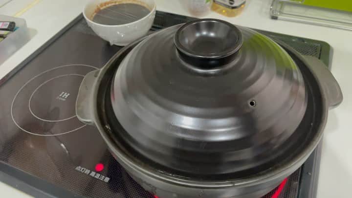 のインスタグラム：「昨日家系風ラーメンを作ったんだけど 残ったスープを使って今日は家系風鍋٩( ᐛ )و  開けてみたら想像以上に家系だった」
