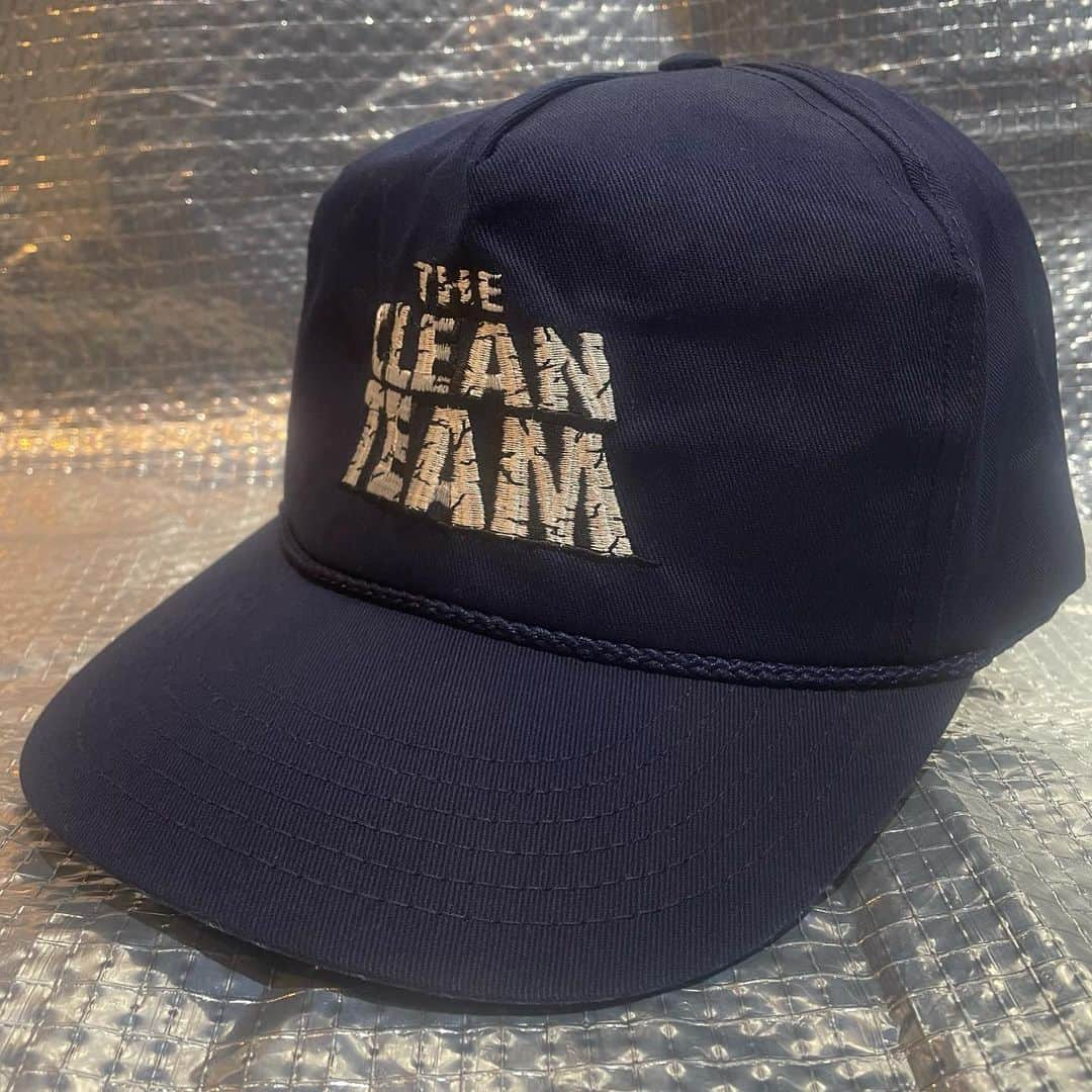 Dickies_projpのインスタグラム：「-USED- THE CLEAN TEAM CAP  ロゴ最高！！何処と無く近田春夫&ビブラストーンのロゴを思い出してしまいました店主です。はい。  形もよくほぼ新品な状態で、後ろの刺繍もプテラノドンと抜かりのない最高なデザインにちょっとしたしたB-BOYイズムを感じてしまいました♫  プロフィールLINKにあるweb shopより購入も可能ですので宜しくお願いします♬  本日2/17(水)17時〜20時での営業ですので宜しくお願いします。  ↓店舗情報↓  Used Clothes & Books Shop 渋谷生業  渋谷区神南1-11-5 304 03-6427-8751  通常営業日時/火、水、木の17時〜20時  上記日時以外での来店は、予約制での受付けとなりますのでDMにてアポイントお願いします。  #渋谷生業 #ナリワイやーて〼 #古着屋 #vintageshop #渋谷 #原宿 #神南 #古着 #古本」