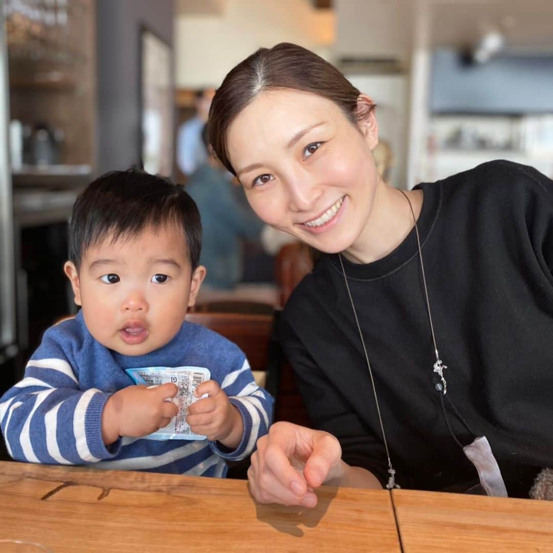 伊藤春香さんのインスタグラム写真 - (伊藤春香Instagram)「ある日のお出かけ。﻿ ﻿ 息子とお喋りしながら﻿ 外食するの、夢だなぁ。﻿ いつになることやら。﻿ ﻿ #1歳息子 #1歳男の子 #育児 #日常﻿」2月17日 16時27分 - ha_chu