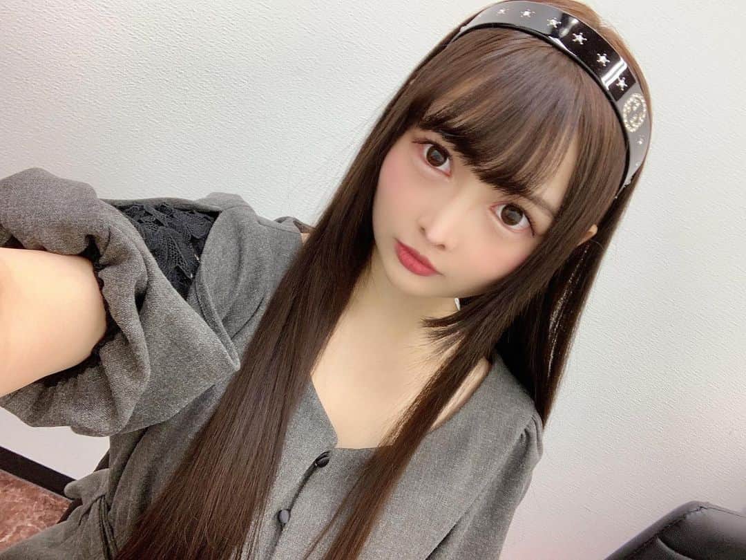 のインスタグラム：「ﾈｴﾈｴ！ねえ！ 髪短い子が好きですか？長い子は嫌いですか？ え〜しゅりは柔らかくても小さくても毛に埋もれてても洗ってなくても好きなのに.....！ん？髪の毛の話ですよ、変なこと考えましたね？許さないよ  さて水曜日、今週も頑張りましょう！  #AV女優 #跡美しゅり」