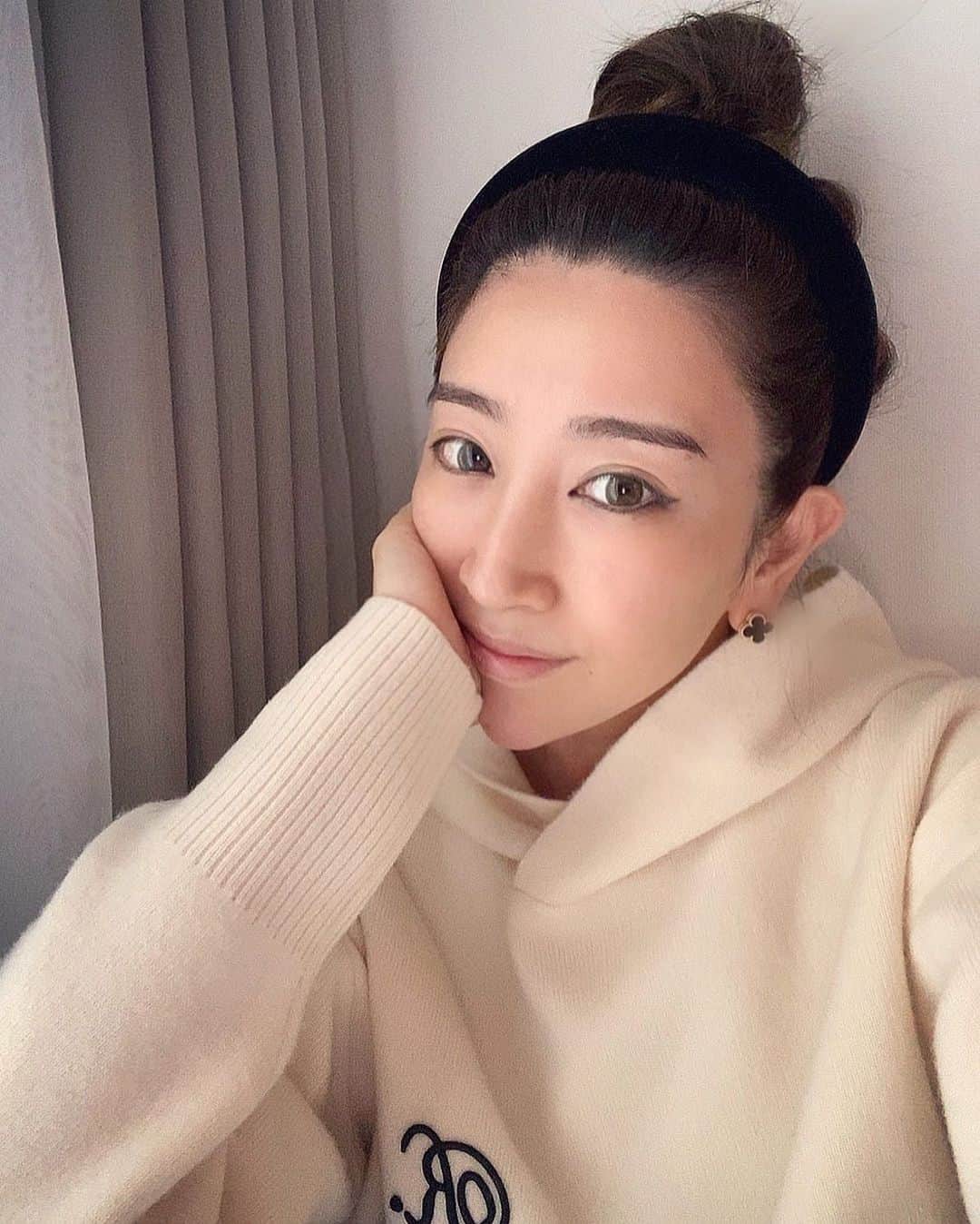 木嶋真優のインスタグラム：「すっごい歯が痛そうなポーズですが 全然痛くありません🥳 今日の私服。 大好きな @rosy_monster の　 可愛すぎるもちもち ニットパーカーのおかげで 1日幸せだった🤍 明日は朝８時からTBS グッとラック 見てね📺 明後日は 2/19 （金）19:00  前橋市民文化会館大ホール🎻  2/21 (日)14:00 香川県県民ホール🎻 に行きます🏃‍♀️  #私服」