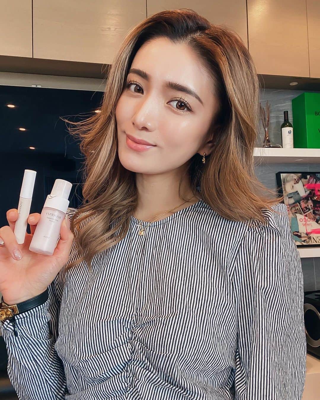 のインスタグラム：「リニューアルしたパッケージが可愛くて♡ 見た目で気持ちがアガルのって大事👏  前から使ってるエスプリークのファンデと下地とコンシーラー。 カバー力があるのに、素肌感がある自然な仕上がりになるところが大好きで毎日愛用してる🤍 さっと塗るだけでもともとお肌が綺麗だったかのような仕上がりになるんだよねーっ！ ホントにオススメ✌  下地はピンクベースでお肌を均一に綺麗に見せてくれるのが良いっ‼︎ファンデと一緒に使うと化粧崩れを防止する効果が高まるから  マスクメイクにも良いよ♡  #エスプリーク #絶品肌  #素肌メイク #マスクメイク #esprique_partner」