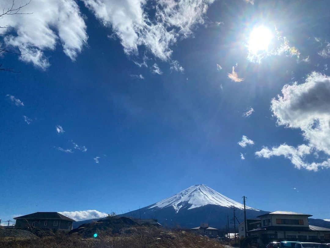 黒澤まさ美のインスタグラム：「. 撮影で#富士山 の麓にきています 近くで見るとより一層神々しい。。🗻 . #mtfuji  . #fuji #fujisan  #japan  #view #富士吉田 #富士吉田市  #富士山🗻」