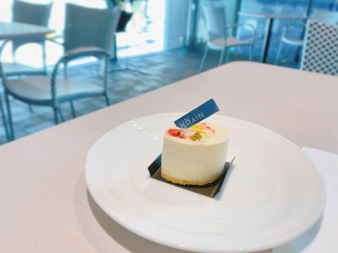 太田唯さんのインスタグラム写真 - (太田唯Instagram)「cafe ヴァローリス 💐 @yokumoku_museum   . けさのスマイルミッションで取材した 東京・南青山にある ヨックモックミュージアム。  . ピカソのセラミックコレクションを展示した 珍しいミュージアムなのですが そこに併設されたカフェでは 南フランスにちなんだお菓子を頂けます☺️🌸  . 私はパレットをイメージしたケーキを頂きました！ 中には杏子のコンポート これすごいおいしかったです☺️🎨  ほくほく。  . . #ヨックモックミュージアム  #ヨックモック  #カフェ #ケーキ #アングラン #カフェスタグラム  #ピカソ #青山カフェ #表参道 #cafe」2月17日 16時37分 - yuiohta.official