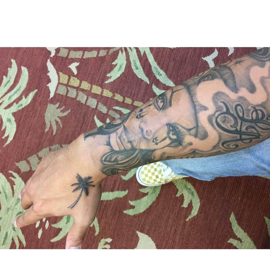Manoa Love Design Hawaiiさんのインスタグラム写真 - (Manoa Love Design HawaiiInstagram)「I lost a legend today. RIP my tattoo artist @boogstar 🙏 I’m always with boog ink. 今日は偉大な私のタトゥーアーティストを亡くしてしまいました。彼はTattooの世界でとても有名です。 アメリカ、ヨーロッパ、ロンドン、オーストラリアのTattooショップに行けば大体どこにでも彼のサンプルデザインが壁に飾ってあります。私は彼から入れてもらったオリジナル、意味のあるタトゥーがあります。LAなどで歩いていると、Boogのタトゥーか！と街で声をかけられたり、タトゥーアーティストからも評価が良く写真を撮られます。 これからも一生、彼と生きていきます。  #manoalovedesign #boogstar #missingyou #scriptkilla #scripttattoo #ripboog #tattooartist #streettattoo #chicanoart #chicanotattoo#blackandgreyink #マノアラブデザイン#タトゥー #タトゥーアーティスト #アートのある生活 #アーティスト#チカーノ #チカーノタトゥー#ストリートスタイル #ロサンゼルス#laスタイル」2月17日 16時41分 - manoa_love_design