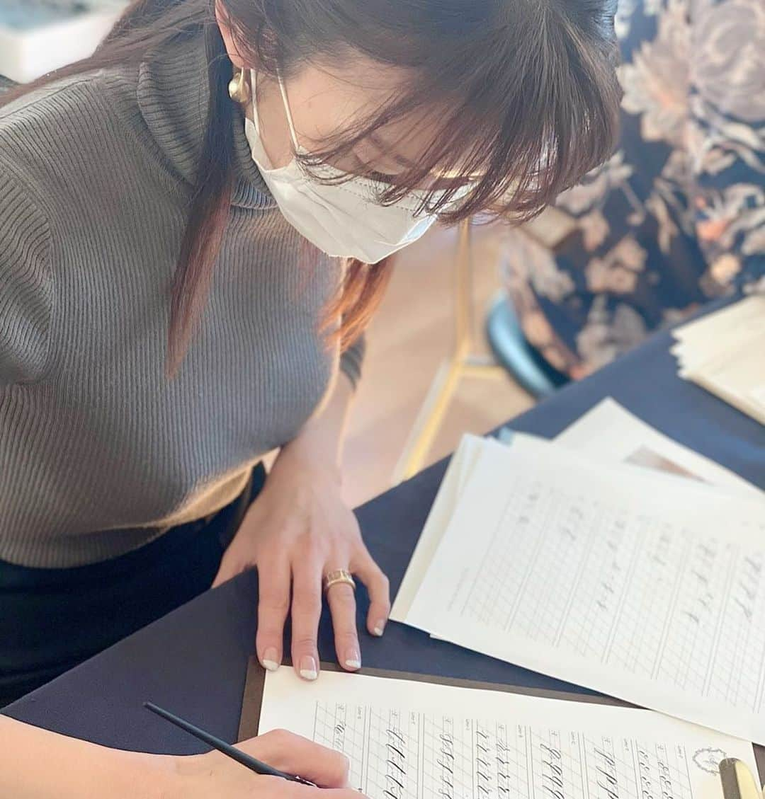 大河内奈々子さんのインスタグラム写真 - (大河内奈々子Instagram)「・ ・ カリグラフィーのお勉強🖋 文字を奏でることを学ぶ楽しみ😊  贈り物に添えるメッセージを自分で書く楽しみのために 日々、かきかき、、、。  @natsukocalligraphy  奈津子先生、充実したレッスンをありがとうございました❤️  #calligraphy #studygram #私の時間 #モダンカリグラフィー」2月17日 16時43分 - nanakoohkouchi