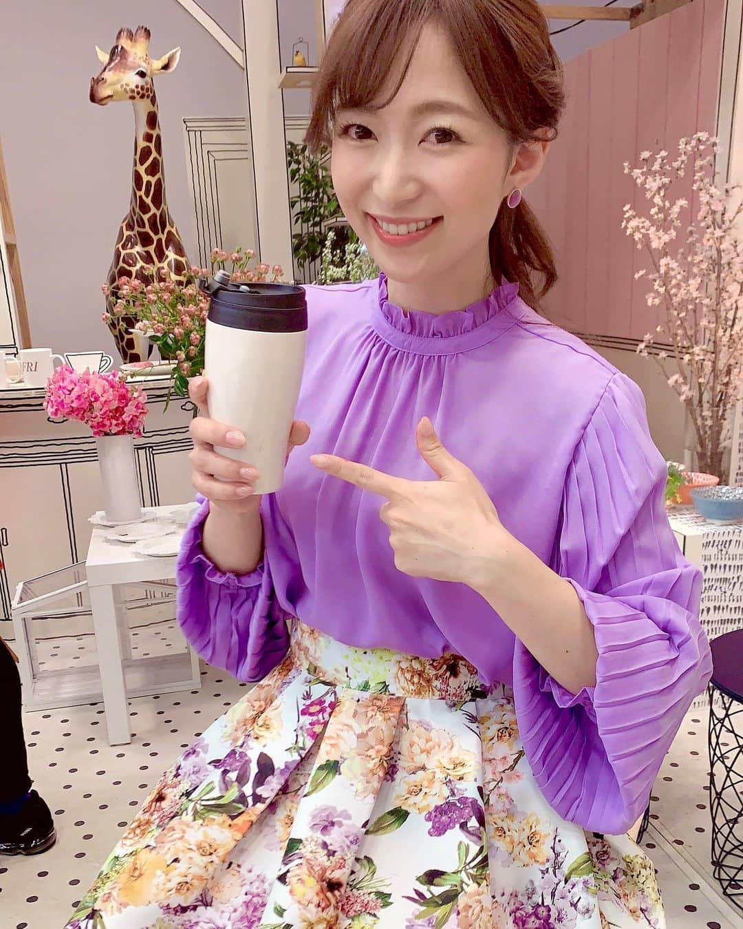 速水里彩さんのインスタグラム写真 - (速水里彩Instagram)「. きょうは春らしい衣装でした🌸  が、 気温はまだまだ冬...☃️ あすは猛烈な寒波が来るそうです❄️  Myタンブラーの中には いつも温かい紅茶をいれているのですが、 特に寒い時は 生姜‼️を入れております。 体の中からポカポカしてオススメですよ〜☕️💓  #寒さ対策 #しょうが紅茶」2月17日 16時43分 - hayami.risa