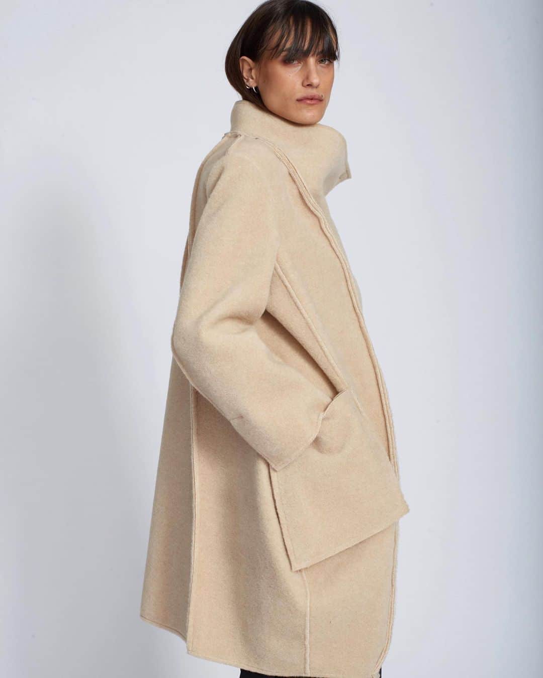 コレクションプリヴェのインスタグラム：「collection PRIVĒE? FW 21/22  egg coat in beige / super soft and warm!  • • • • • #newcollection #collectionpriveeofficial #iconic #eggcoat #womenswear #womenstyle #beige #new #fashionista #rtw #madeinitaly #love #mfw #fw2122 #wintercoat #totallook #contemporary #readytowear」