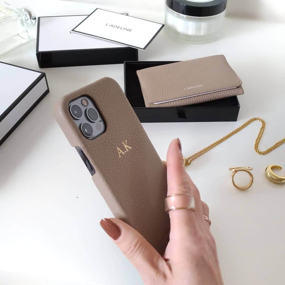 のインスタグラム：「❥❥❥❥ #スマホケース  やーーーーっとiPhoneにしたので、ケースをオーダーしました ♪ 発送が早くて、スマホと同日に届くという嬉しさ🙌 　 　 ケースはラデリンヌ @ladeline_official  「あなたより美しいブランドはない」がコンセプト 4文字までの刻印ができます♕ 　  本革で手にも馴染み、高級感あります はぁ、、可愛い❤️❤️❤️ ショッパーも箱もとってもお洒落❤︎ プレゼントにも良いですね！ 　  ☟︎☟︎☟︎☟︎☟︎☟︎☟︎ 10%offになるクーポンコードを出して頂きました✨   『akoako』 　 ↑↑↑↑ あこあこです！お間違いなく☘️  3月31日まで有効です( ˘ ³˘)♥︎ 大切なフォロワー様に使っていただけたら嬉しいです☘︎︎  　 「Love myself」というinstagramイベントも行っていて、当選した方にはケースとお揃いのポケットティッシュがもらえますよーーーー♡ 　 　 　 #ladeline #iPhoneケース #アイフォンケース #名入れ #文字入れ #刻印 #本革 #PR #スマホ #携帯ケース #置き画クラブ」