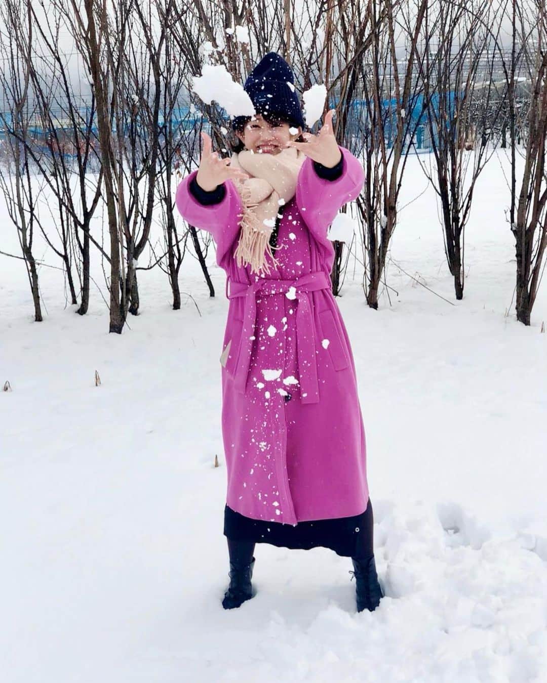 堀江聖夏さんのインスタグラム写真 - (堀江聖夏Instagram)「⇨右にスワイプすると雪を投げられます☃️﻿ ﻿ ﻿ 群馬県みなかみ町に　﻿ ロケでお邪魔しました𓂃◌𓂂 ﻿ ﻿ 一面真っ白！雪景色は﻿ 久しぶり❄️はしゃいじゃいました笑﻿ ﻿ ﻿ #雪﻿ #雪景色﻿ #みなかみ町」2月17日 16時45分 - mina_horie