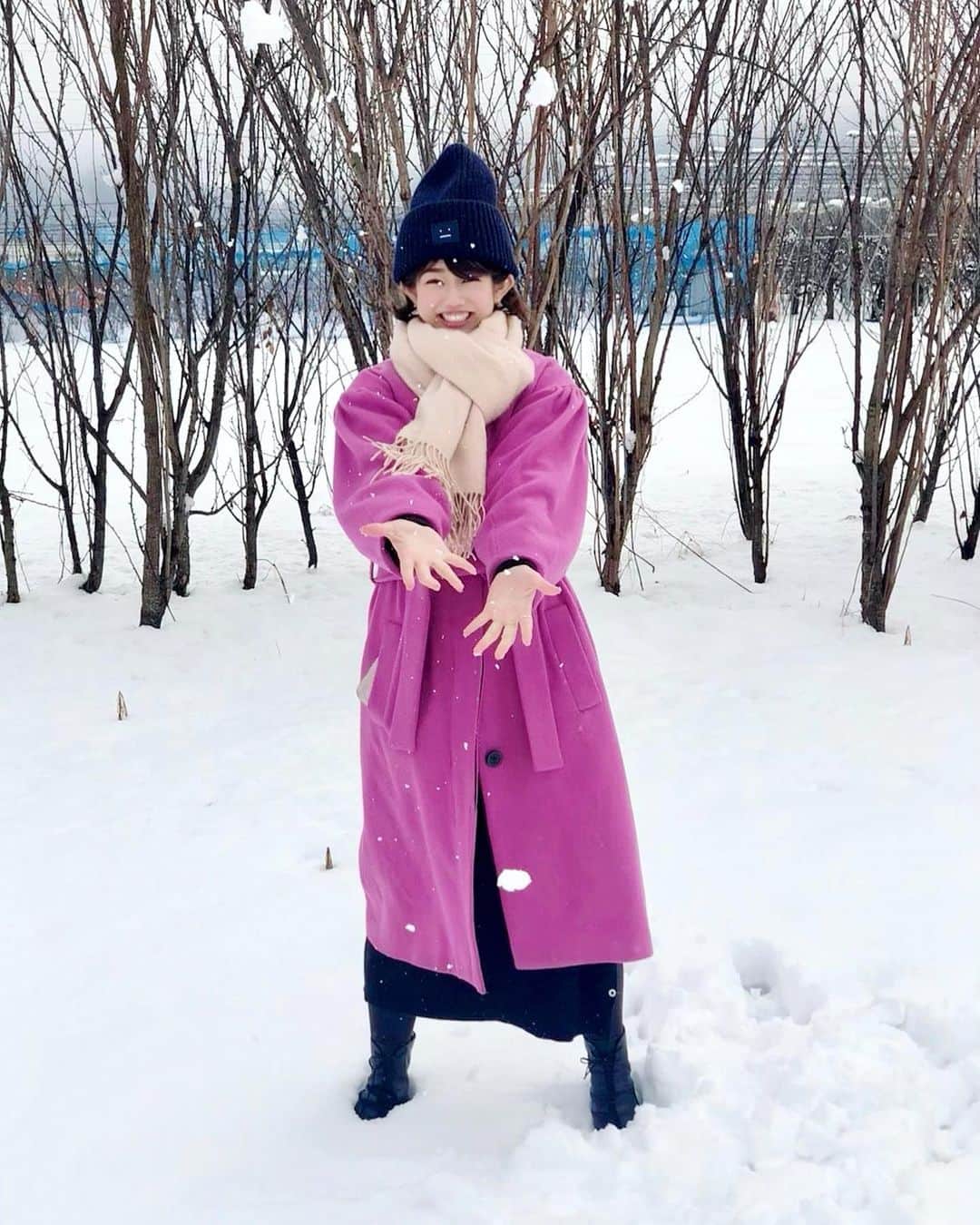 のインスタグラム：「⇨右にスワイプすると雪を投げられます☃️﻿ ﻿ ﻿ 群馬県みなかみ町に　﻿ ロケでお邪魔しました𓂃◌𓂂 ﻿ ﻿ 一面真っ白！雪景色は﻿ 久しぶり❄️はしゃいじゃいました笑﻿ ﻿ ﻿ #雪﻿ #雪景色﻿ #みなかみ町」