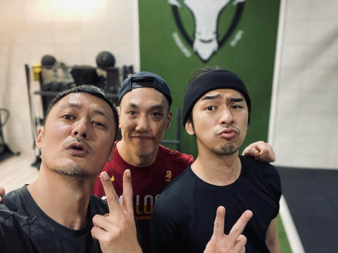 余文樂のインスタグラム：「看來每個人過年都太爽，年後每個都要回健身房😄 #偶遇柏霖」