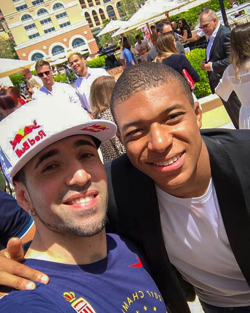 ショーン・ガルニエのインスタグラム：「Mbappé scorer, Team winner, PSG leader ⚽️🔥 Good training session yesterday 🤪 #Football #PSG #Barcelona #SeanGarnier #Urbanballer」