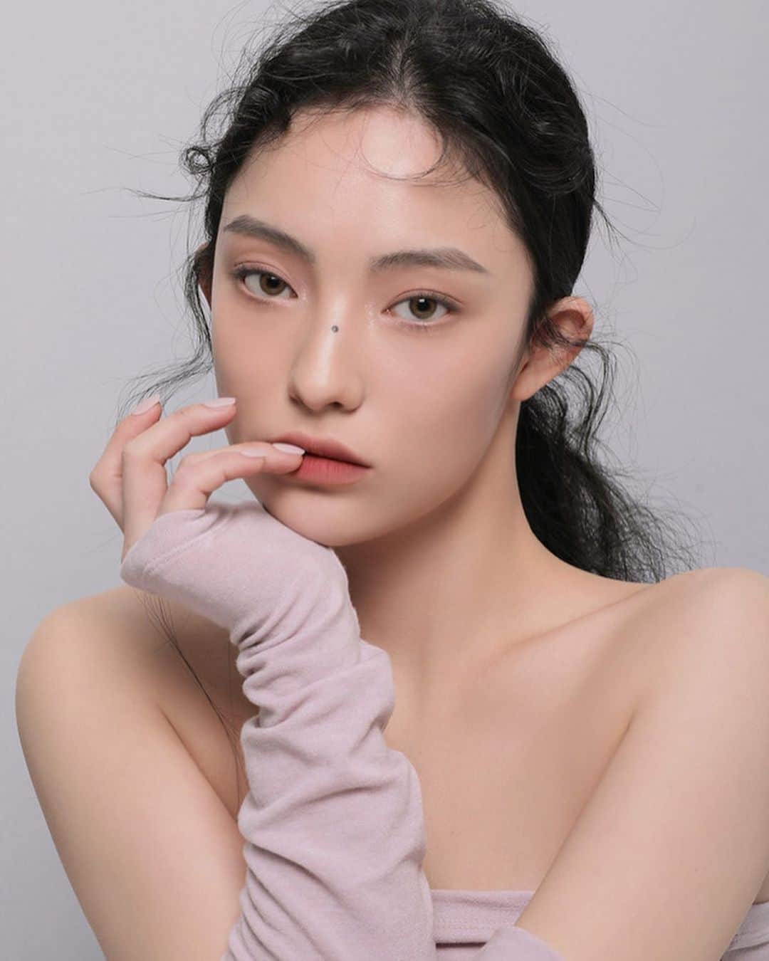 Official STYLENANDAのインスタグラム：「Clear Layer Cool 3CE 소프트 매트 립스틱 # CHILL MOVE   Mood moments to define in tone!  톤 다운된 플럼 한 방울! 쿨한 감성의 베리빛 로즈 컬러   🌏Global Shipping✈️ en.stylenanda.com」