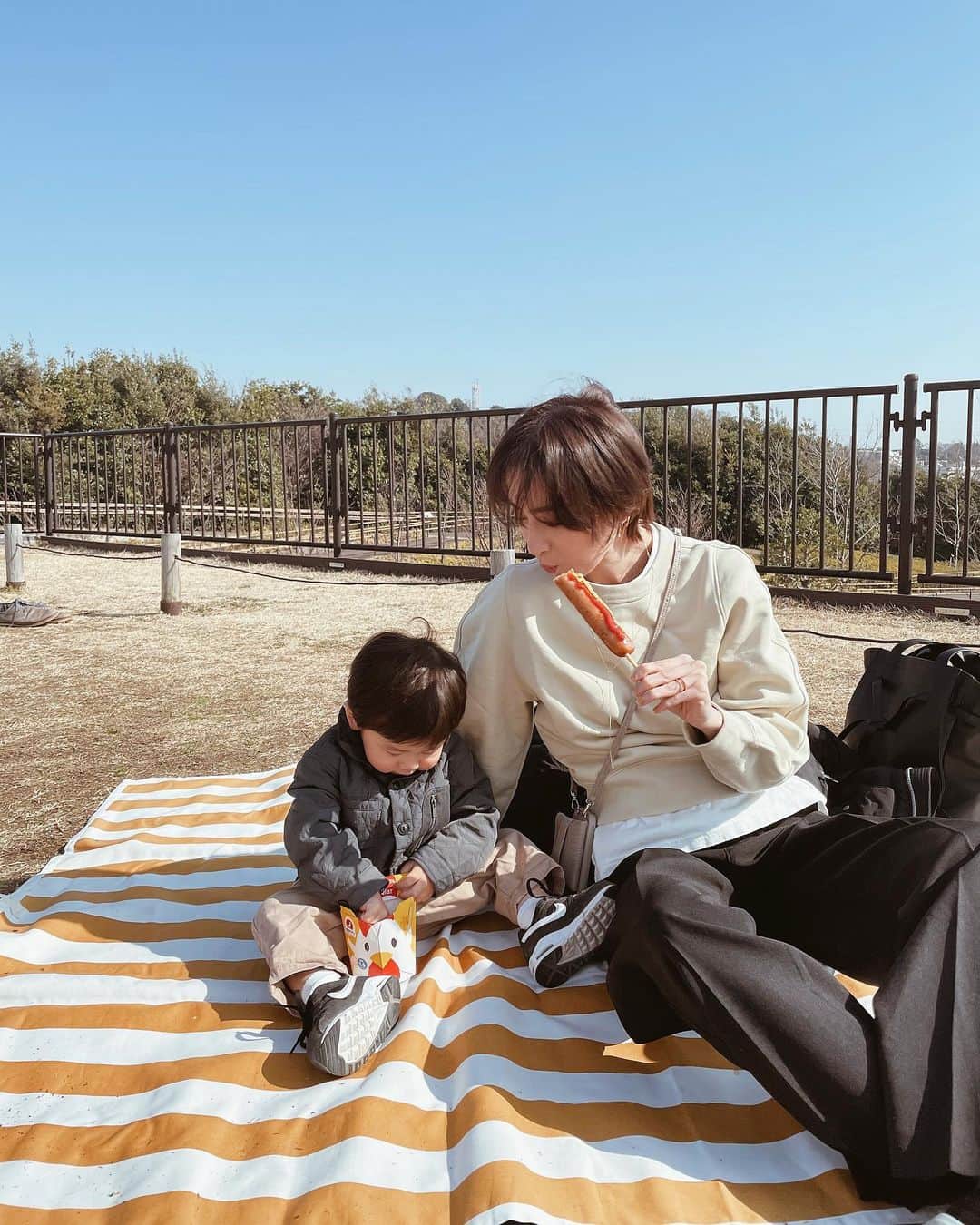 ソンイのインスタグラム：「日曜日の好きな過ごし方🥪🤤🌸」