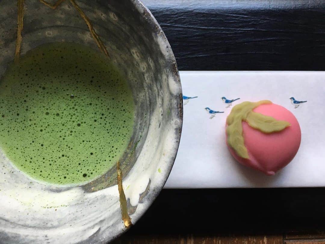 小橋めぐみのインスタグラム：「とらや製「仙寿」と、 京都の柳桜園茶舗で求めたお抹茶で、 春の足音に耳を傾ける🍡 #柳桜園茶舗 #お懐紙は #小村雪岱」