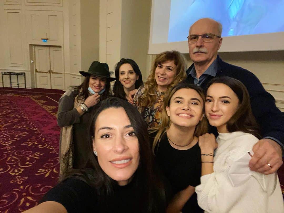 ラリサ・ヨルダケのインスタグラム：「La multi ani, dom'Bellu! 🎉🥰 • Girls❤️ @andreearaducanofficial @silviastroescu @bulimardianaofficial @catalina_ponor @ucorina」
