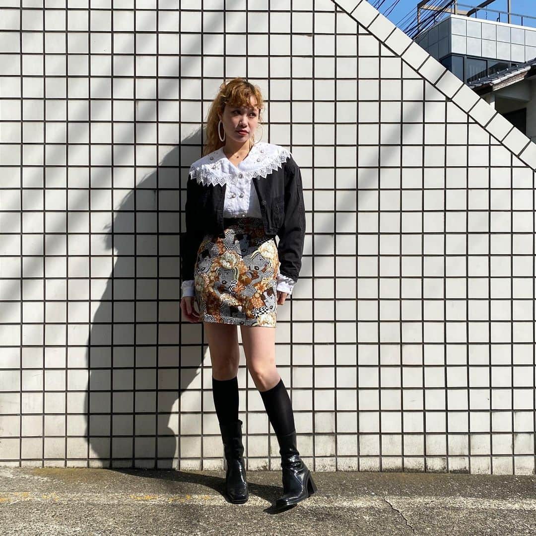 PUNK CAKEのインスタグラム：「•no collar black short jacket【SOLD】 •big lace collar blouse【SOLD】 •woman face tight mini skirt【SOLD】  #punkcake  #vintage #vintageclothing  #80sfashion  #古着 #古着コーデ  #古着女子 #レディース古着　 #原宿 #harajuku  #harajukufashion  #原宿古着屋 #東京古着屋  #古着屋巡り #古着通販」