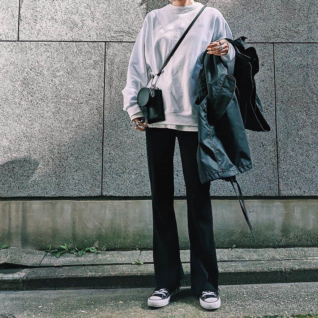maai0528のインスタグラム：「〻👩🏼🐼🧁🤍 simple‥🦙 らくちんすぎるふーく。 ． ． 今日は 本当寒すぎてヤバイから 夜ご飯はキムチ鍋よ👨🏻‍🦱👩🏼🍲 ． ． #fashion  #MOUSSY #SLY  #teampixel #baroque_pixel #pixelで撮影」