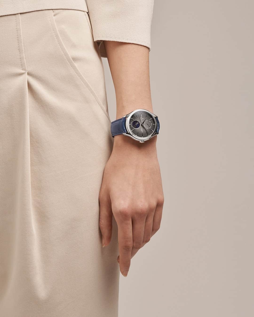 ボーンメルシーのインスタグラム：「Bringing a radiant glow to your every day look. -- Clifton Baumatic 10548  42mm, In-house movement, Day-date, Moon-phase, Leather strap -- #BaumeetMercier #InHouseCaliber #Baumatic #WatchOfTheDay #WatchesOfInstagram #Watchmaking #SwissMade #Innovation #Design」