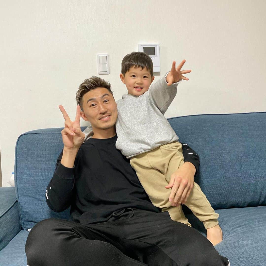 山崎秀晃のインスタグラム：「ママ出産に向けて男2人暮らし👨‍👦」