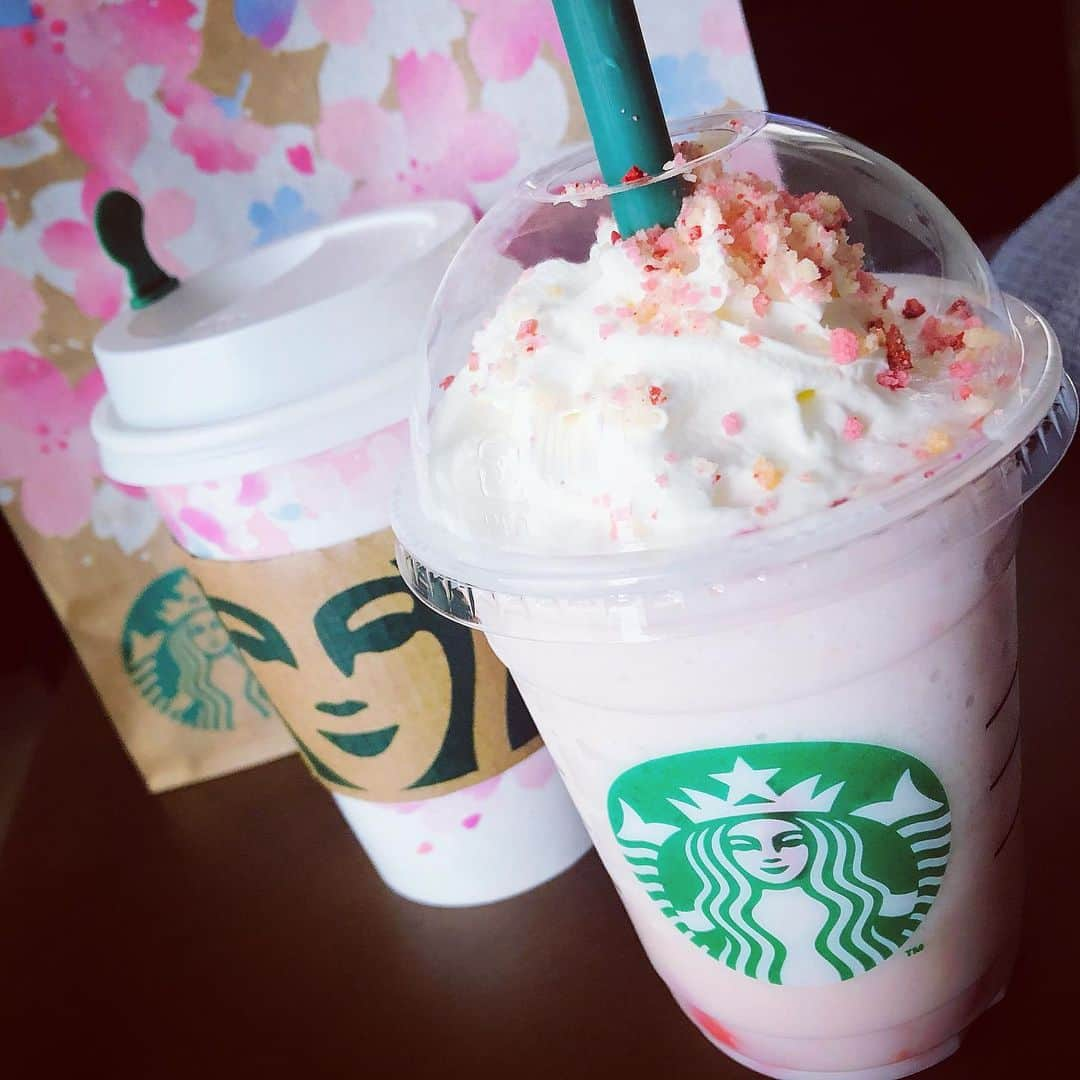 リンさんのインスタグラム写真 - (リンInstagram)「🌸#大好きな #さくら #の #季節 #Starbucks #飲み比べたくて #どっちも #買った #あれ #去年と #だいぶ #味  #変わった #ような 🤔」2月17日 17時01分 - lynn.06.01