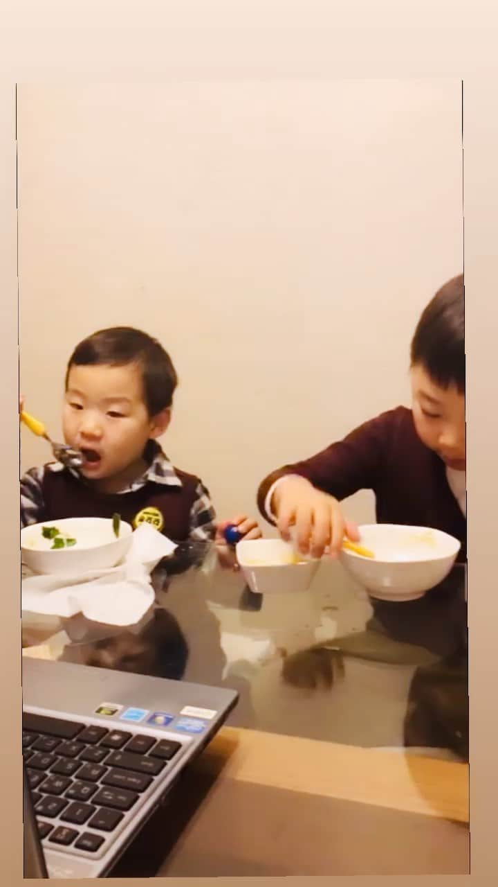 チェ・ジャヘのインスタグラム：「. 많이 먹고 쑥쑥 크는중💚 먹고 돌아서면 배고픈 그들👬 #릴스 #잼있다그램」