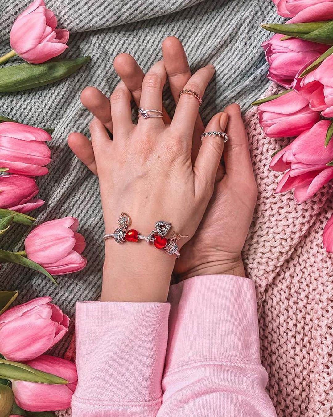 PANDORAさんのインスタグラム写真 - (PANDORAInstagram)「Twinning in love. @ioanapuiuofficial accessorised her co-ordinating pink hoodie moment with stacked rings and shining heart charms as her little act of love. #VoicesOfPandora #PandoraValentines #ValentinesDay」2月17日 17時03分 - theofficialpandora