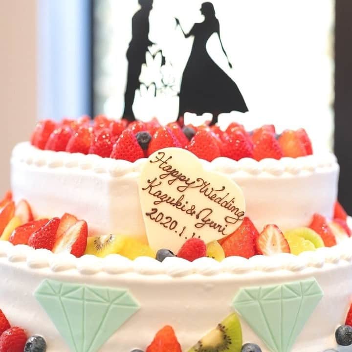 KIYOMIZU京都東山 公式さんのインスタグラム写真 - (KIYOMIZU京都東山 公式Instagram)「. 「幸せをみんなで分かち合う」という意味と 「人生の幸福や繁栄、豊かさの象徴」という ふたつの意味を持つウェディングケーキ♡  おふたりの世界観を最大限に表現し 披露宴を華やかに盛り上げる 素敵なケーキを一から作り上げます＊ . ---------------------- . @kiyomizu_kyoto_higashiyama をフォローし 【#kiyomizu京都東山】で検索してくださいね❖ . #スタイルズ花嫁 #KIYOMIZU京都東山 #KIYOMIZU花嫁 #ブライダルハウスtutu #結婚式 #披露宴 #京都花嫁 #ウェディング #挙式 #式場探し #結婚準備 #プレ花嫁 #結婚式場 #ブライダルフェア #結婚式レポ #ウェディングケーキ #シャワーケーキ #フルーツケーキ #イチゴケーキ #3段ケーキ #オリジナルケーキ #ケーキ入刀 #王冠ケーキ #ウェディングアイテム #イチゴ #披露宴演出 #ウェディングケーキデザイン #ケーキ #フルーツシャワーケーキ」2月17日 17時09分 - kiyomizu_kyoto_higashiyama