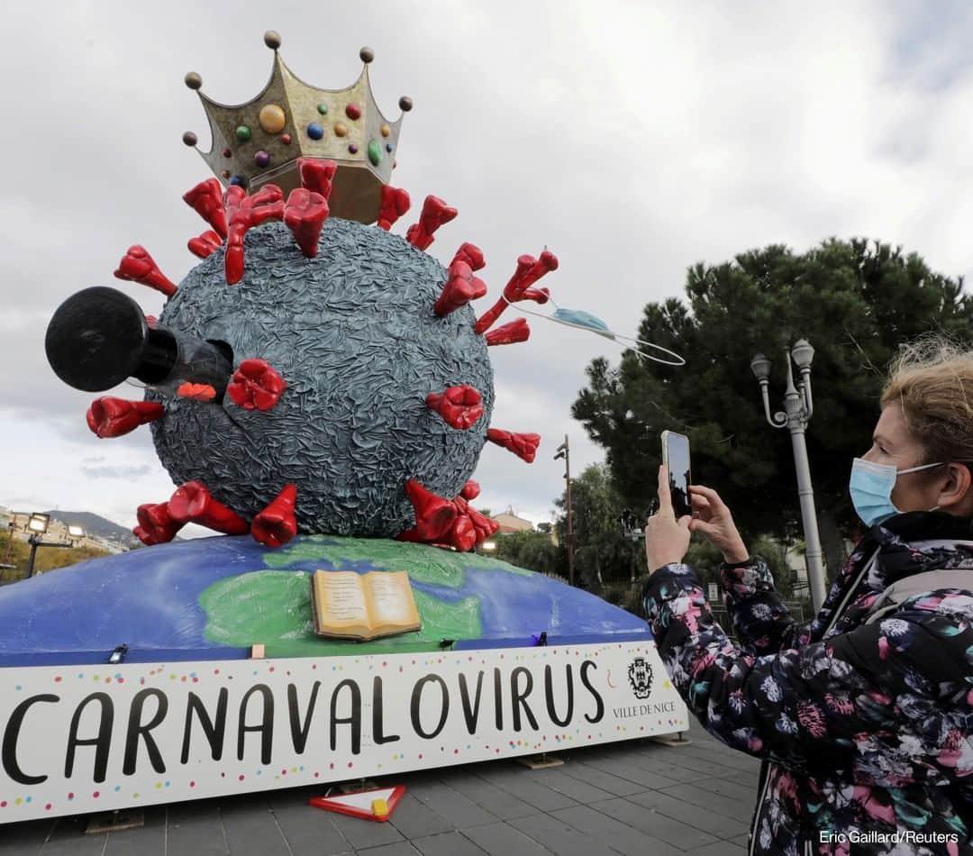 ABC Newsさんのインスタグラム写真 - (ABC NewsInstagram)「A woman takes a photo of the “Carnavalovirus” float at the Nice carnival in southern France. #coronavirus #covid19 #france」2月17日 17時09分 - abcnews