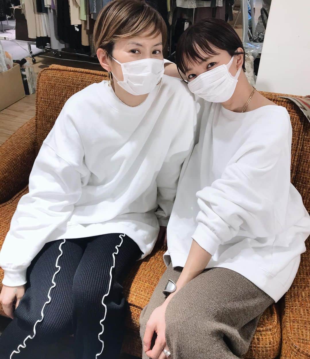EMIのインスタグラム：「⭐︎ 偶然のオソロ♡ @omekashi_pr  のスウェット #オーガビッツ」