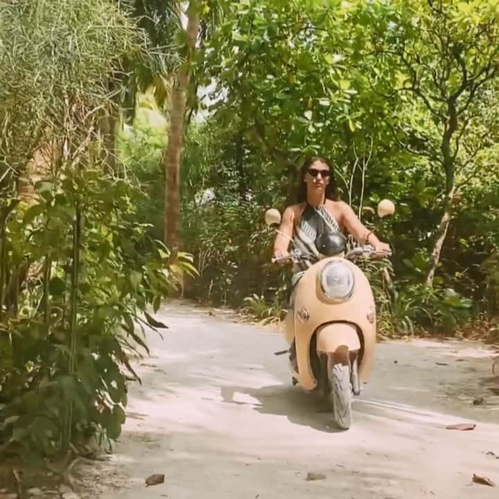 エイミー・ウィラートンのインスタグラム：「Always take the road less travelled 🚀 @kihaa.maldives #feelthefearanddoitanyway」