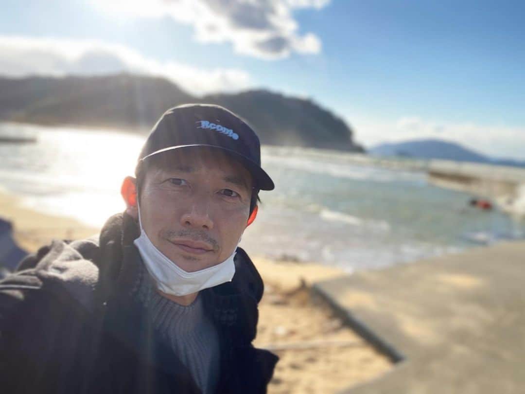 盛岡豊のインスタグラム：「海。  #日本海 #天気晴朗 #帽子はおにゅー #rconte #アールカンテ #ケントありがとう #おじさんが被ってごめんなさい」