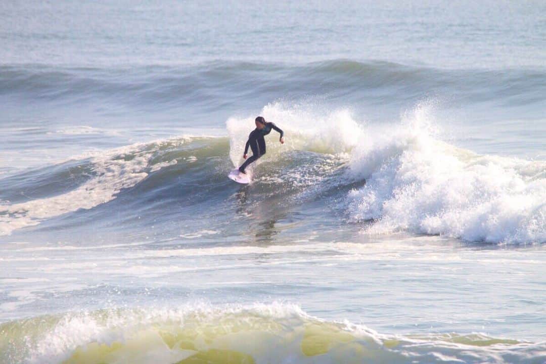 のインスタグラム：「大好きな時間🏄🏽‍♀️💙✨ #surfing」