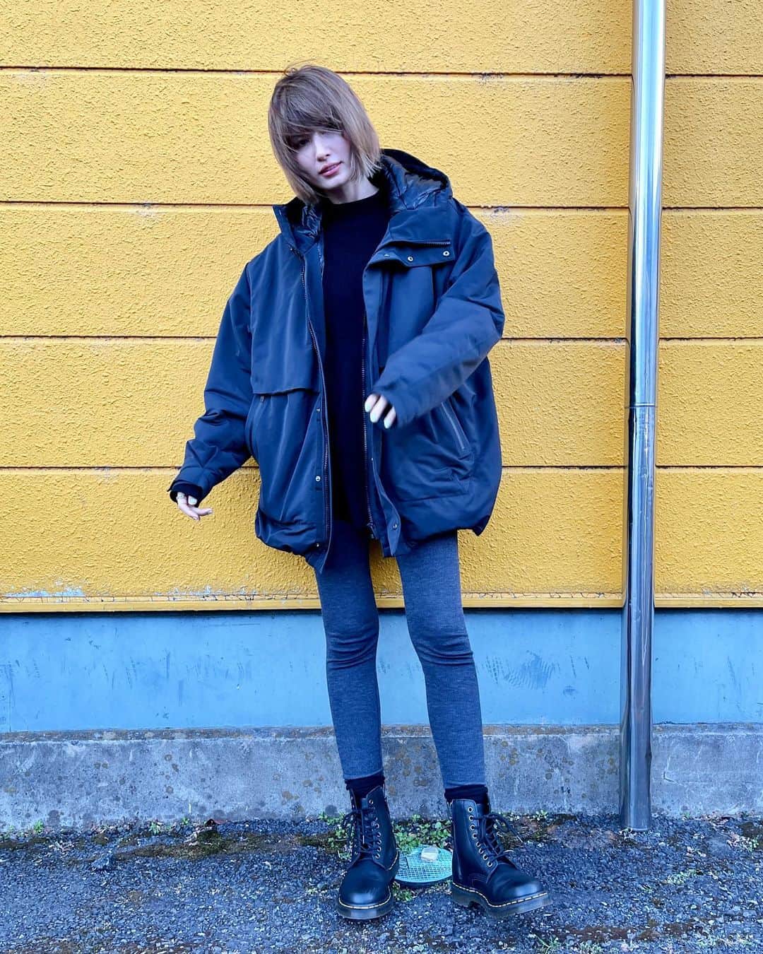 高松チェルシーリナのインスタグラム：「. 今日は旦那のアウター借りてお出かけ✨🧚🏻‍♀️ ユニクロの+Jです😏 妊娠中は旦那の服をいっぱい借りる🤣 それでなんとかなります。 . あとは毎冬大活躍する、ユニクロの極暖スパッツ✌️💡 . こちらもウエストゴムだし、妊娠中でも余裕だよ、暖かい🤩❣️❣️ . #マタニティコーデ#ユニクロ#uniqlo#drmartens」