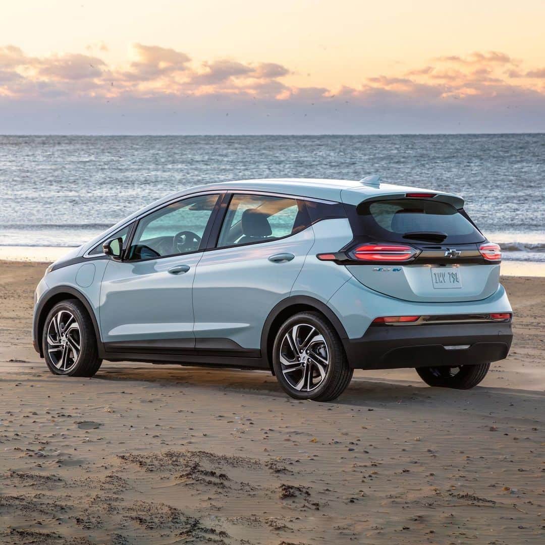 HYPEBEASTさんのインスタグラム写真 - (HYPEBEASTInstagram)「@hypebeastcarclub: @chevrolet has unveiled its updated Bolt EV for 2022 along with an all-new crossover Bolt EUV. Both models share the same one-motor configuration capable of pushing out 200 horsepower and 266 pound-feet of torque to the front wheels. It’ll be powered by a 65kWh battery pack that will give the hatchback a range of 259 miles while the slightly larger crossover will get 250 miles. They’ll be available later this year, with the standard EV coming in at $31,995 USD and the EUV starting at $33,995 USD.⁠⠀ Photo: Chevrolet」2月17日 17時31分 - hypebeast