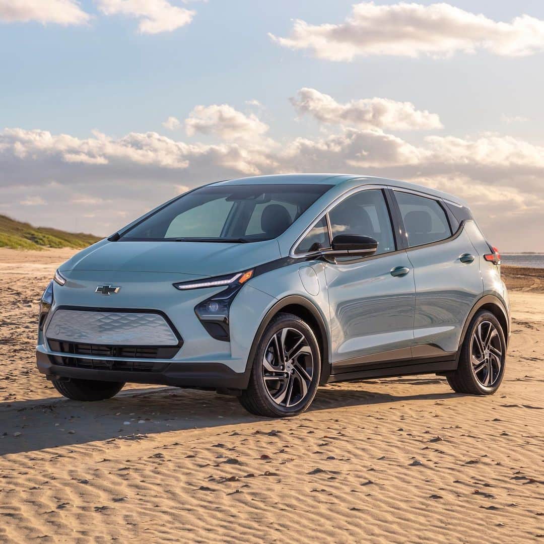 HYPEBEASTさんのインスタグラム写真 - (HYPEBEASTInstagram)「@hypebeastcarclub: @chevrolet has unveiled its updated Bolt EV for 2022 along with an all-new crossover Bolt EUV. Both models share the same one-motor configuration capable of pushing out 200 horsepower and 266 pound-feet of torque to the front wheels. It’ll be powered by a 65kWh battery pack that will give the hatchback a range of 259 miles while the slightly larger crossover will get 250 miles. They’ll be available later this year, with the standard EV coming in at $31,995 USD and the EUV starting at $33,995 USD.⁠⠀ Photo: Chevrolet」2月17日 17時31分 - hypebeast