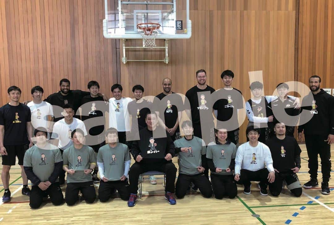 群馬クレインサンダーズのインスタグラム：「2月19日（金）、20日（土）の試合では、選手＆チームスタッフが似顔絵Tシャツを着用しているポストカードをブースタークラブ会員様限定で来場プレゼント致します😀 チームスタッフも写っているので、激レアなポストカードです😆❗ 1階ブースタークラブブースへポイントをピッとしにくればＯＫです！ 枚数には限りがありますので、お早めにご来場ください🙇‍♂詳細はこちら↓↓↓↓  https://g-crane-thunders.jp/news/detail/id=14507」