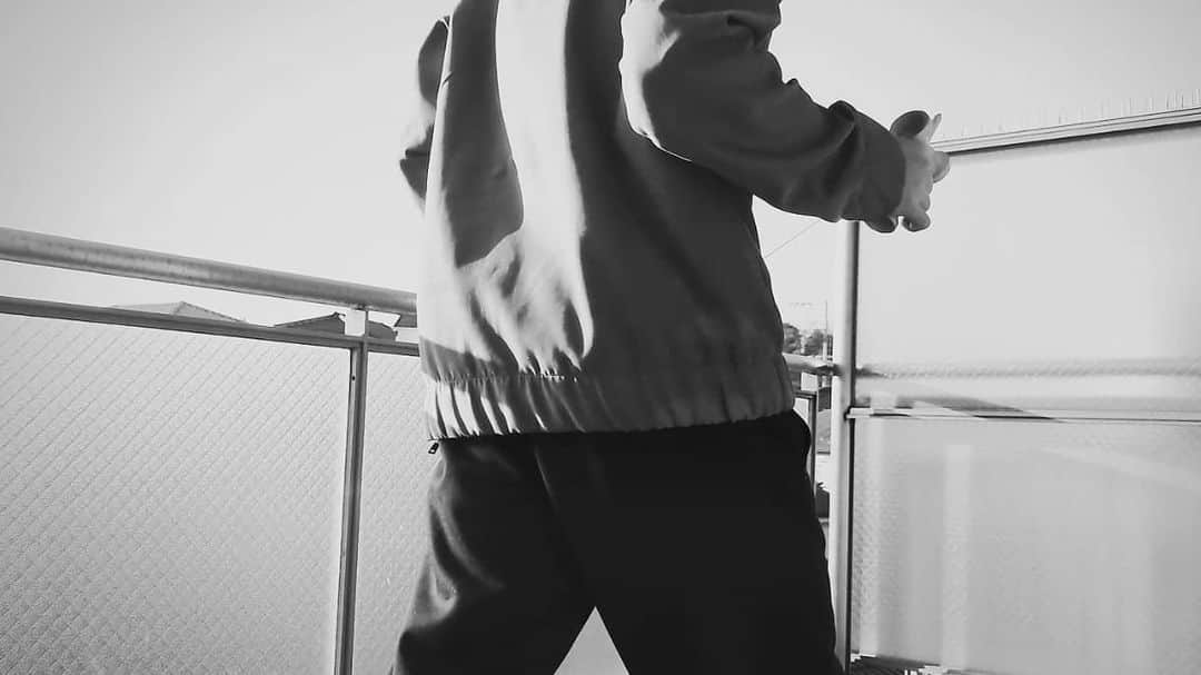 のインスタグラム：「. 🔥Xperia 5 II🔥. . Cinematography Proでまたまた #けん玉隠しコマンド 作りました！ 簡単だけど見栄えするのでぜひチャレンジ！ . 緊急事態宣言中なのでなかなか外で映像撮れないのが残念。. . Xperia 1 IIもXperia 5 IIもXperiaはType C充電できるので出先でBluetoothイヤホン、パソコンと共用のType Cケーブル1本だけ持っておけばいいので楽チンです🙆🏻‍♂️. そもそもバッテリー持ちもいいのであんまり充電しませんが👍🏻 . . . #Xperia #Xperia5II #Xperiaアンバサダー #CinematographyPro #pr #kendama #zoomadanke #サンミュージックプロダクション」