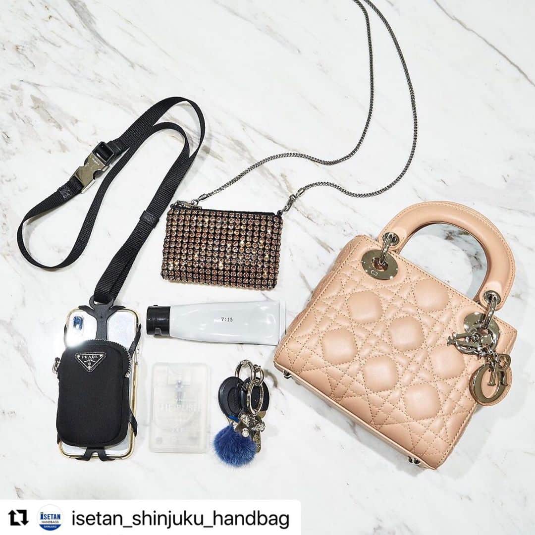 山脇道子のインスタグラム：「伊勢丹 @isetan_shinjuku_handbag  公式サイトBAGNISTAで コロナ禍で変わった生活スタイルと バッグについてインタビューを受けました🤗 本日公開🍃  #Repost @isetan_shinjuku_handbag  ・・・ 【憧れのBAGNISTAに聞いてみた！】﻿ ﻿ 伊勢丹新宿店ハンドバッグがBAGNISTAにインタビューしました📝﻿ インタビューは後日公開します❤︎﻿ ﻿ 先取りしてBAGNISTAのバッグの中身をご紹介。 ﻿ バッグに込められた“思い”をうかがいました。﻿ ﻿ “荷物は少なめですが、持ちあるかないといけない必需品には自分のこだわりを出して、気分が上がる物を入れています。”﻿ ﻿ バッグだけでなく持ち物からも素敵な雰囲気が伝わってきます💝﻿ この素敵なバッグの持ち主は誰でしょう？﻿ インタビュー記事もお楽しみに！﻿ ﻿ #bagnista #isetanshinjuku #bag #isetanhandbag﻿ ﻿ #バッグニスタ #伊勢丹ハンドバッグ #伊勢丹新宿 #バッグ大好き #バッグの中身」