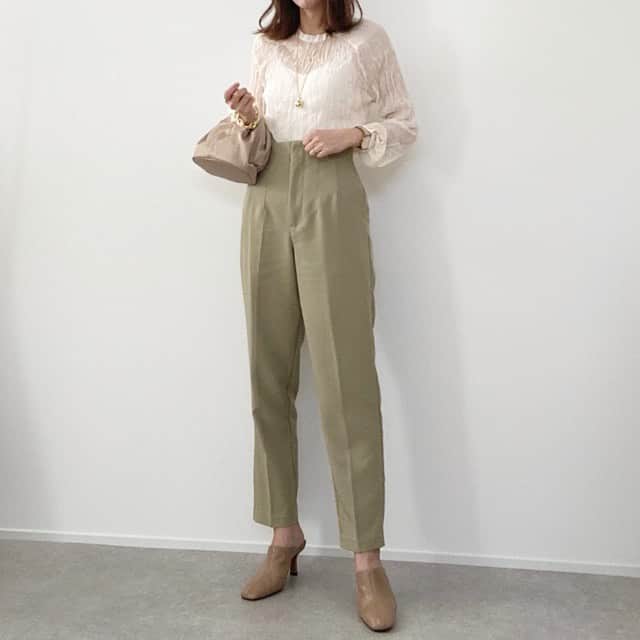 minminmaaaさんのインスタグラム写真 - (minminmaaaInstagram)「・ ・ 全身 @reedit_official で春コーデ🌸 ・ ・ ☑︎ボリュームスリーブガウンニットカーディガン　Lサイズ ・ ☑︎ワッシャー加工シアーブラウス　Mサイズ ・ ☑︎ストレッチカットツイルハイウエストテーパードパンツ MTサイズ ・ ☑︎スクエアトゥステッチラインミュールサンダル ・ ・ シアー感のあるブラウスに春色のきれいめパンツ💚 ・ ・ リエディは小柄な方向けのSCサイズから、 高身長さん向けのMTサイズまであるのが本当にうれしい😭💓 ・ わたしは168cmでMTサイズがぴったりでした✨ このパンツ履き心地も良くてシルエットもきれいなので色違いでほしい☺️ ・ ・ プチプラでトレンド感のあるアイテムも揃っているのでよくチェックしています🙌 ・ ・ ・  #reedit #リエディ #リエディスタ#エシカルファッション #サステナブル #SDGs#2020AW #fashion #ootd #トレンドファッション #コーデ #コーディネート #大人カジュアル #ママファッション #オシャレママ #今日のコーデ #お洒落さんと繋がりたい  #高身長コーデ#春コーデ」2月17日 17時27分 - minminmaaa